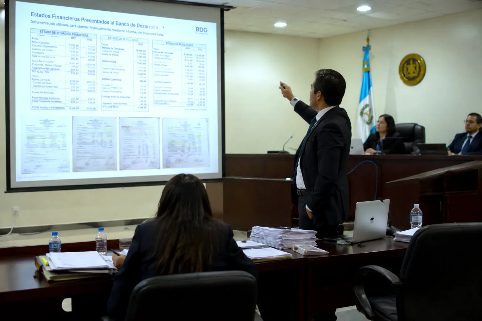 defensa técnica en audiencia ante acusaciones por estafas informáticas y fraudes bancarios.